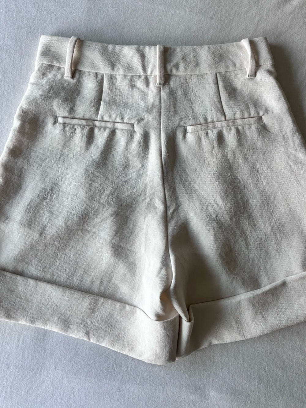 Wilfred High Waist Pleated Linen-Blend Shorts in Off-White - Picture 3 of 8